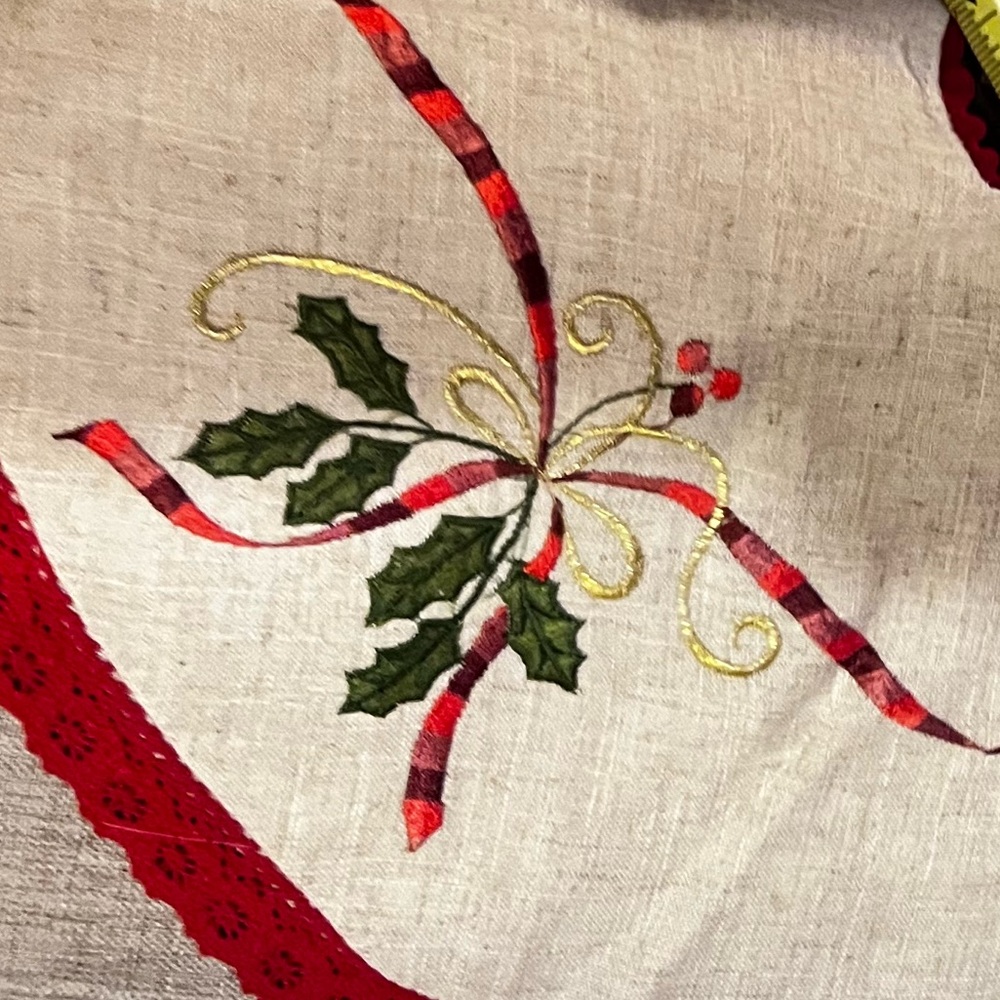 Vintage embroidered Christmas tree skirt with a red crocheted trim - Picture 6 of 13